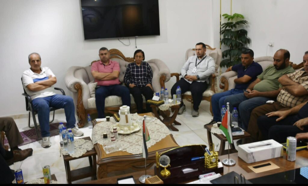 وفد من نقابة الصحفيين يزور شركة الرمال الطيبة في دير البلح