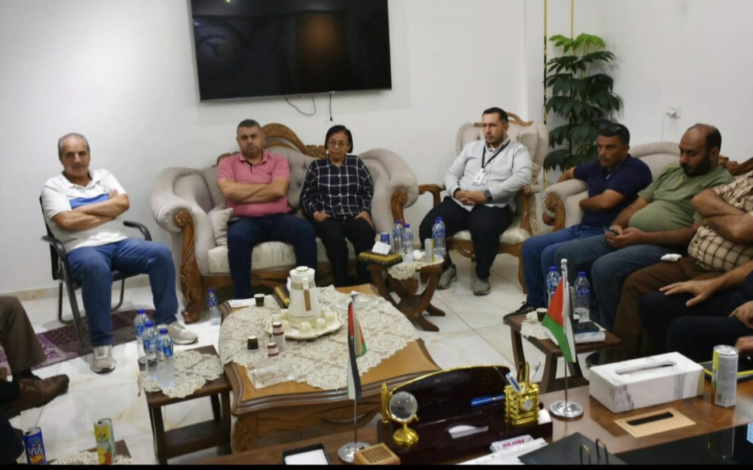 وفد من نقابة الصحفيين يزور شركة الرمال الطيبة في دير البلح