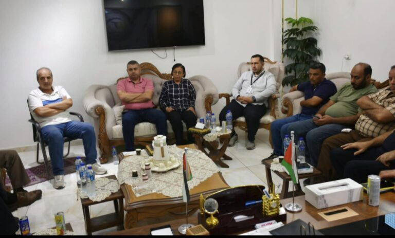وفد من نقابة الصحفيين يزور شركة الرمال الطيبة في دير البلح
