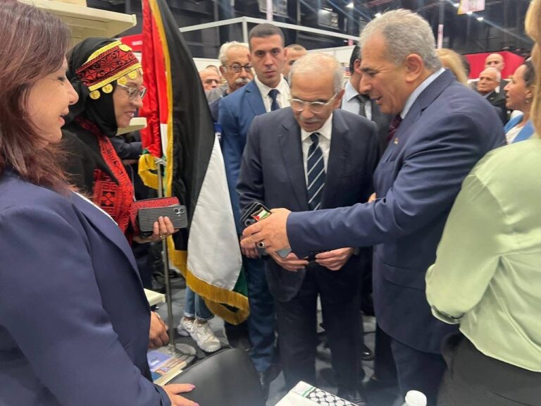 رئيس الوزراء اللبناني يزور جناح دولة فلسطين في معرض بيروت الدولي للكتاب