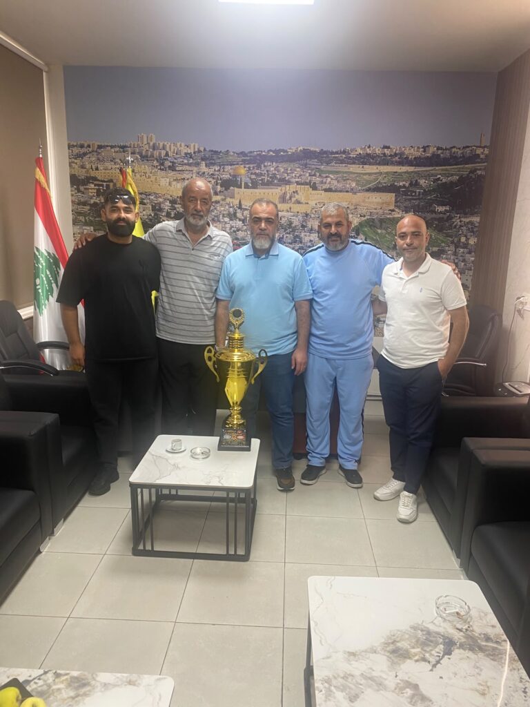 نادي الأخوة الفلسطيني يكرّم الدكتور رياض أبو العينين بكأس بطولة الشهيد ابراهيم النابلسي لفئة الشباب