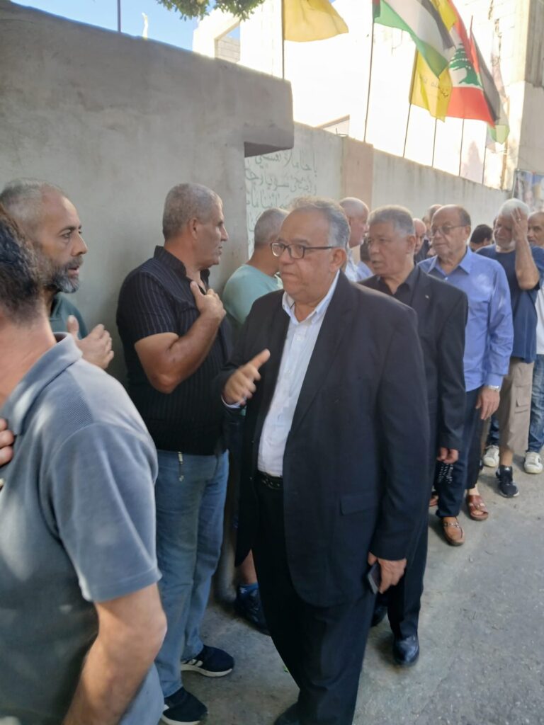 وليد صفدية ممثلاً السيدة بهية الحريري في تشييع الحاجة صبحية أحمد أحمد في مخيم البرج الشمالي