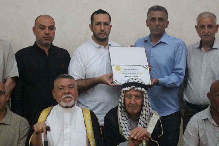 خدمات النصيرات يحتفي بالمستشار يونس أبو معيلق ويمنحه العضوية الفخرية