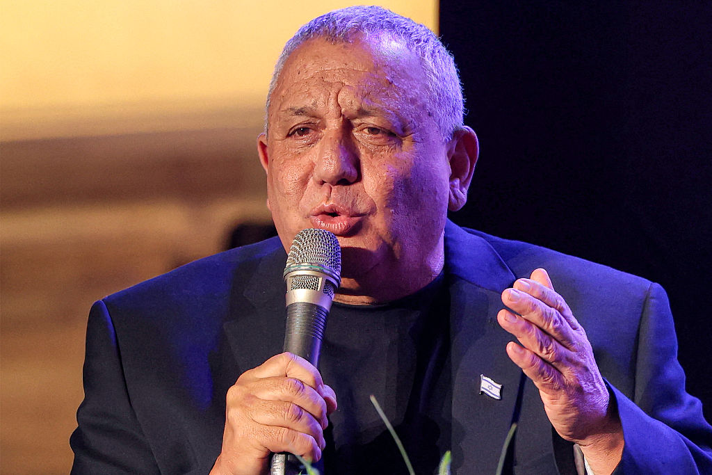 آيزنكوت يتعهد خلال اجتماع انتخابي بالسماح لـ 70 ألف عامل فلسطيني بالعودة للعمل داخل الخط الأخضر