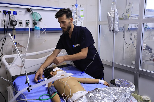 سبع سنوات من العمر وصراع مع السرطان.. الطفل محمد الجبالي ينتظر فرصة للعلاج خارج غزة