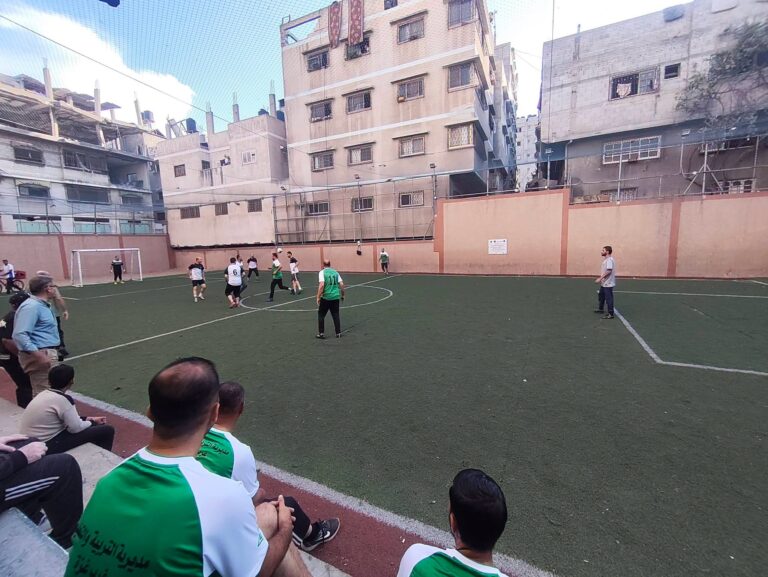 في أجواء رياضية وأخوية … تعليم غرب غزة يلتقي مؤسسة فلسطين الغد في مباراة ودية