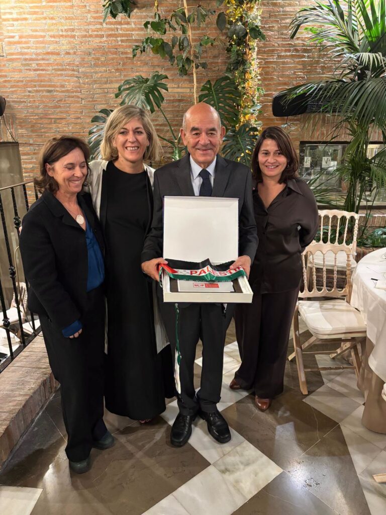 مدير المركز الفلسطيني لحقوق الإنسان المحامي راجي الصوراني يتسلّم جائزة «خيسوس بيثينتي تشامورو لحقوق الإنسان» في إسبانيا