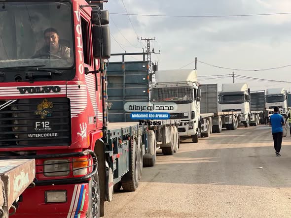استعدادات لدخول شاحنات البضائع عبر طريق الرشيد في مواصي رفح