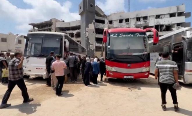 صحة غزة تحذّر من شلل القطاع الصحي جراء توقف حافلات نقل الطواقم الطبية