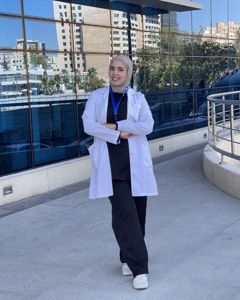 الطالبة سناء أبو وادي تخوض تجربة تدريب سريري بمستشفي العبدلي في عمان