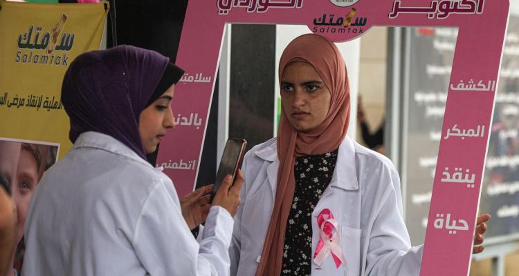 صحة غزة: مريضات سرطان الثدي يواجهن واقعًا كارثيًا مع انهيار التشخيص والعلاج