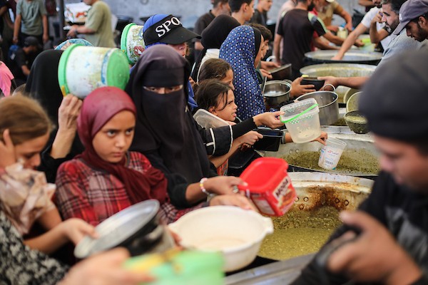 نازحون في غزة ينتظرون وجبات الطعام وسط تفاقم الجوع وتقليص المساعدات