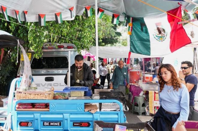 نازحين من غزة  ياخذون الطعام الفلسطيني نحو مستقبل جديد بالمكسيك