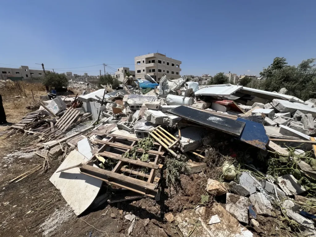 الاحتلال يهدم بناية في القدس الشرقية ويشرد 80 مواطناً